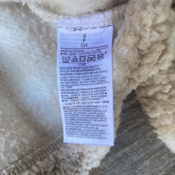 Old Navy Women’s Sherpa Jacket - Picture 6 of 7
